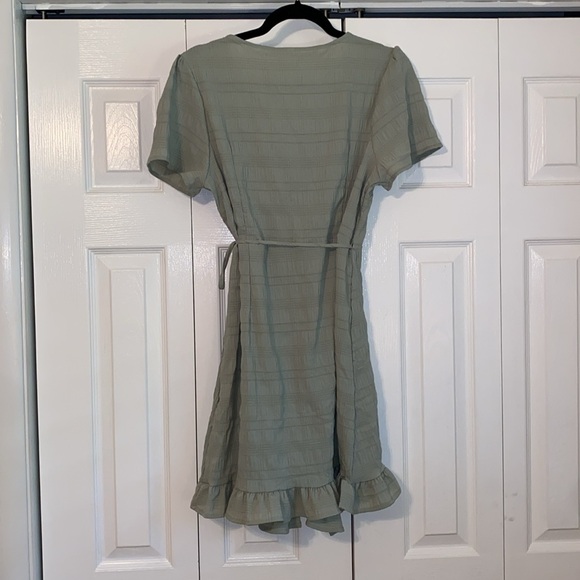 Green wrap v neck dress - Picture 4 of 6